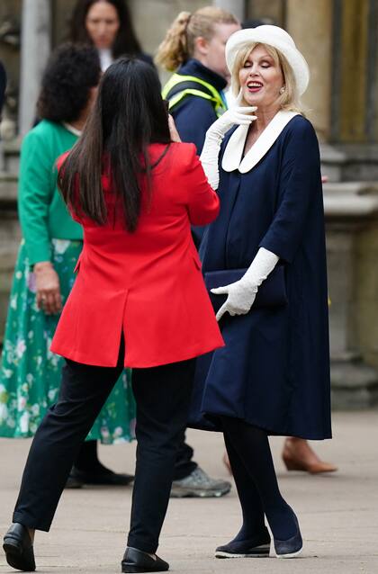 La dama Joanna Lumley, con mucho glamour, llegando a Westminster. Lumey es modelo y una conocida presentadora de televisión quien, en los años 60, fue una chica Bond.