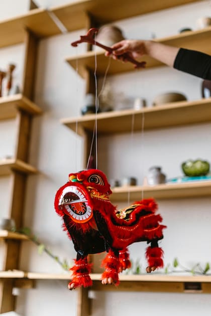 La danza del león en la cultura china simboliza el triunfo del bien ante el mal (Pexels/RDNE Stock project)