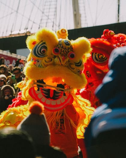 La danza del león es uno de los principales atractivos del desfile de Año Nuevo Chino en Nueva York (Instagram/@mingomatic/@zowarma)