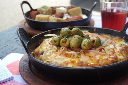 La de La Fuerza se hace con garbanzos triturados, lo que la hace más contundente, y se baña en ingredientes deliciosos