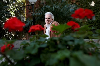 "La decadencia cultural de la Argentina lo atormentaba", dice Vargas Llosa sobre la mirada de su padre