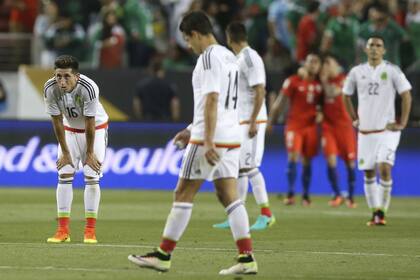 La decepción de los jugadores de México, mientras Chile celebra
