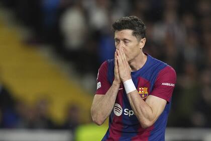 La decepción de Robert Lewandowski; Barcelona se despidió de la Champions League con una dura derrota