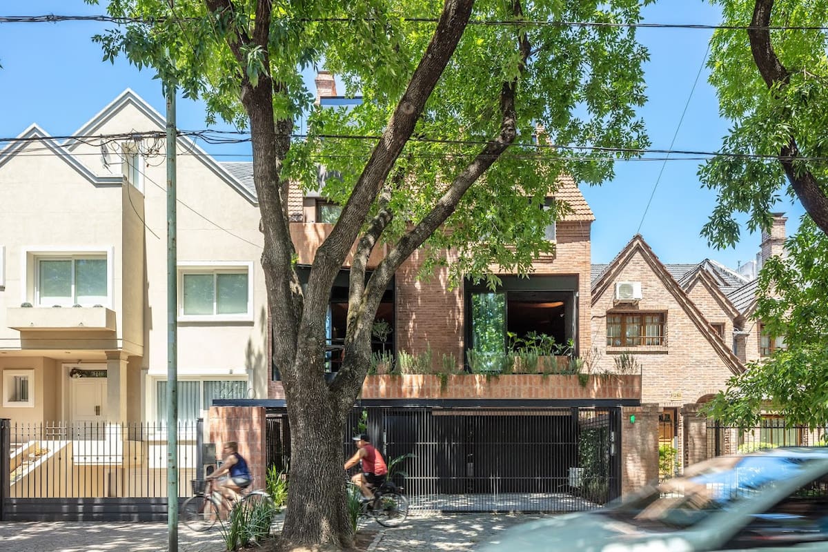 Eles tinham um chalé típico dos anos 90 e o transformaram em um projeto minimalista com quatro apartamentos