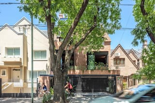 Tenían un chalet típico de los 90 y lo convirtieron en un proyecto minimalista con cuatro departamentos