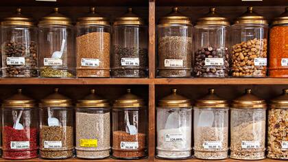 La decisión fue tomada después de que el marido saliera por diez días de la ciudad y la dejara sola con los recipientes imposibles de abrir