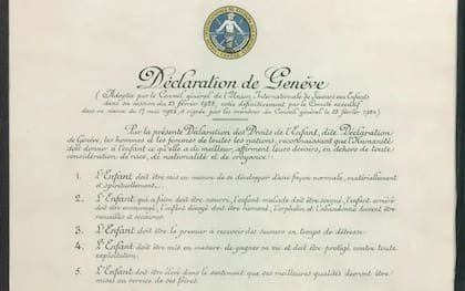 La Declaración de Ginebra de los Derechos del Niño fue el primer texto internacional en reconocer derechos específicos para la infancia, estableciendo que la humanidad debe al niño lo mejor que pueda ofrecerle