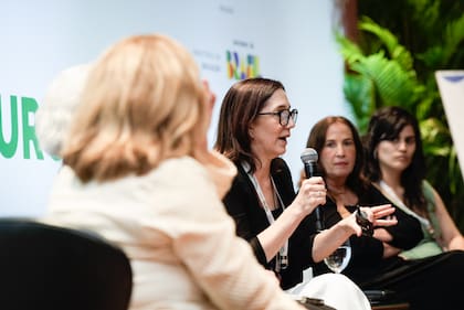 “La decodificación y la fluidez es la punta del iceberg, debajo hay un montón de conocimiento al que debemos prestarle atención”, graficó Paola Ucceli, lingüista de Perú y profesora de la Universidad de Harvard