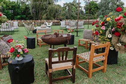 La decoración, con muchas flores y velas, estuvo a cargo de Hermanas Caradonti.