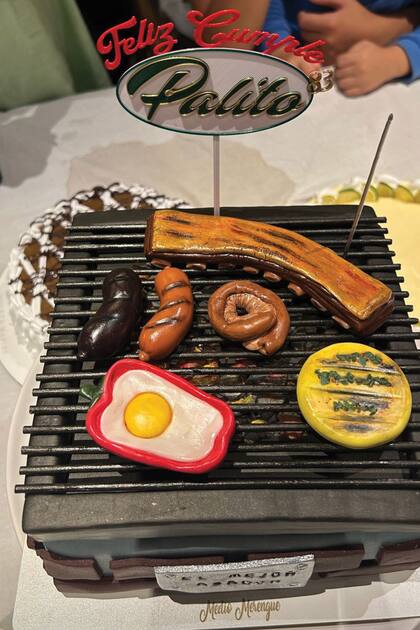 La decoración de la torta (con forma de parrillada y con el cartel "Al mejor asador") fue un guiño a la pasión de Palito por hacer asados.