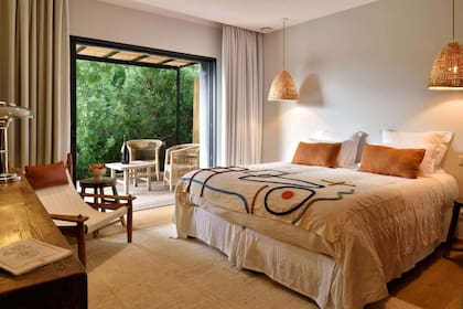 La decoración de las habitaciones no se repite porque cada una tiene sus detalles propios, aunque sí comparten los materiales: yute, mimbre, lino y madera. En el caso de este cuarto (doble superior “Françoise”) predomina el beige y el terracota.