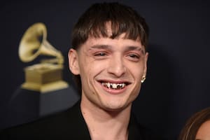 Peso Pluma y su desconcertante look durante la entrega de los Premios Grammy 2024