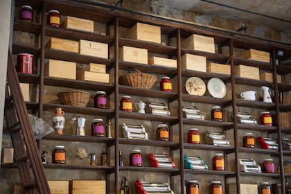 La decoración del espacio, con estantes muy bien montados