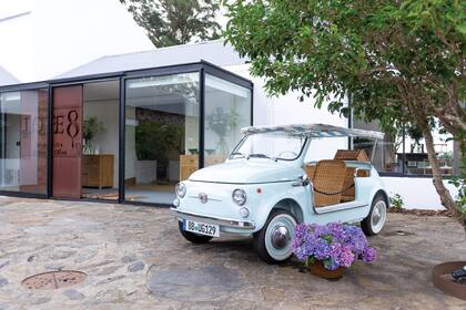 La decoración del olivar incluía un pequeño Fiat antiguo con asientos de mimbre.