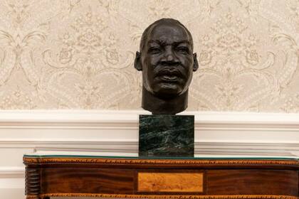 La decoración del Salón Oval de Biden incluye un busto del líder de derechos civiles Martin Luther King Jr.