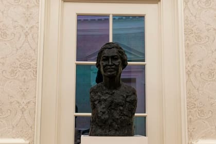 La decoración del Salón Oval de Biden incluye un busto de la líder de derechos civiles Rosa Parks