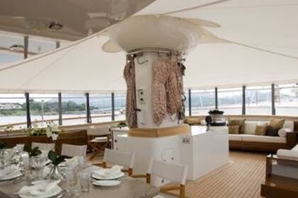La decoración del yate de lujo tenía un estilo minimalista, con detalles en madera clara
