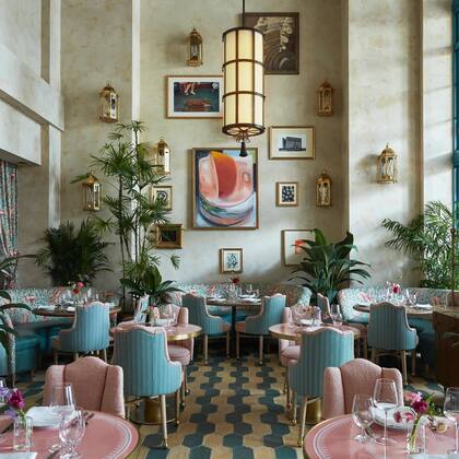 La decoración destaca por sus tonos rosas y azules