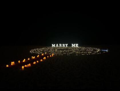 La decoración en la playa destacaba por las velas