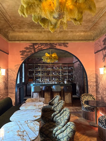 La decoración es sobria, pero con toques excéntricos, como el de las lámparas