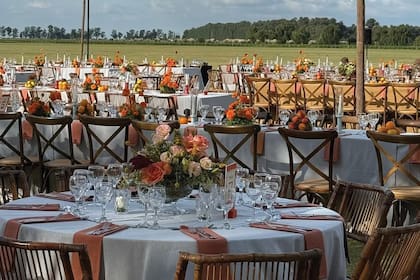 La decoración estuvo a cargo de las chicas de Michelson-Lagos, que usaron flores frescas y naranjas en los centros de mesa.