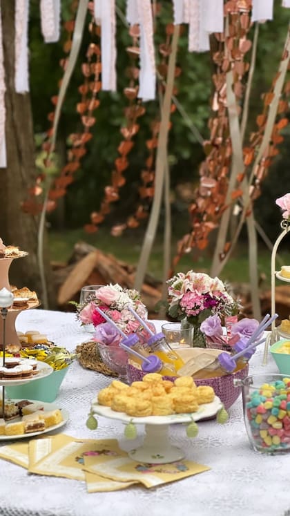 La decoración fue en la gama de los rosas y lilas y no faltaron las velas y las flores