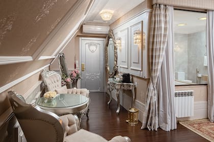 La decoración transporta a sus huéspedes a un castillo francés