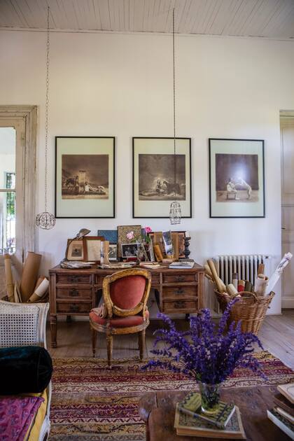 La decoración y la arquitectura fueron, por más de dos décadas, la gran pasión de nuestra anfitriona. Tras recibirse de anticuaria en Roma, Italia, donde vivió, se volcó al periodismo de diseño interior.