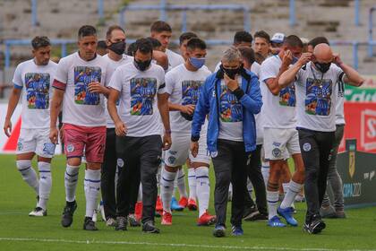 La imagen de Santiago "Morro" García, estampada en las remeras de los jugadores de Godoy Cruz.