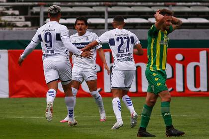 La defensa de Aldosivi, muy apuntada por los hinchas, cometió graves errores en los últimos partidos: sufrió 17 goles en seis cotejos