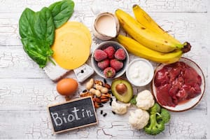 La deficiencia de biotina puede causar debilitamiento del cabello y pérdida de vello corporal