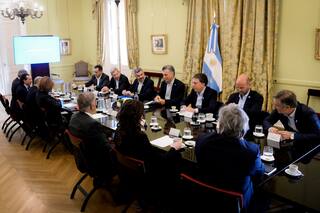 El Gobierno sigue los movimientos en el PJ, pero piden no descuidar la gestión