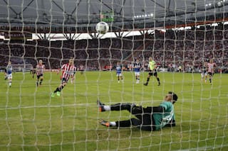 Así fue el penal que picó la Gata Fernández en el clásico de La Pata