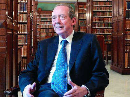 “La definición perfecta no existe” José Manuel Blecua, director de la RAE, sentado en la magnífica biblioteca de 250 mil volúmenes (y varios incunables)