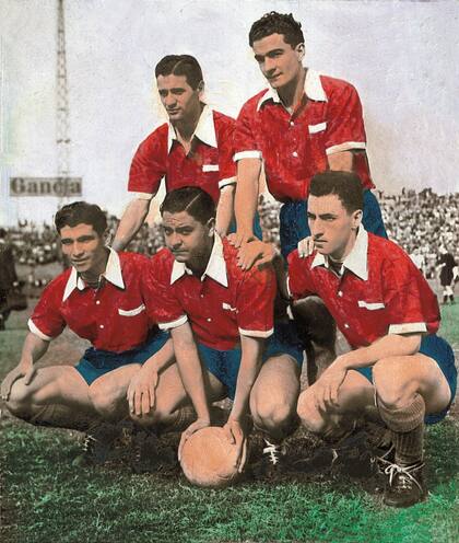 La delantera de Independiente que jugó completa para Argentina contra Inglaterra en 1953: arriba, Cecconato y Grillo; abajo, Micheli, Lacasia y Cruz
