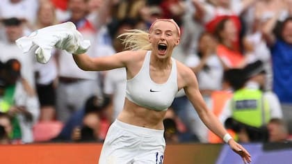 La delantera inglesa Chloe Kelly celebra su gol durante la final de la Eurocopa Femenina 2022 entre Inglaterra y Alemania.