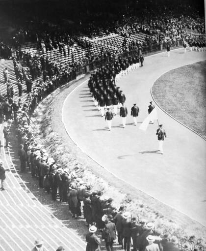 La delegación albiceleste, con el decatlonista Enrique Thompson como abanderado, participa en el desfile de la fiesta inaugural de París 1924; entre sus 93 varones, distribuidos en 11 disciplinas, Argentina conseguirá un primer puesto, tres medallas plateadas y dos de bronce, en su primera participación olímpica como país.