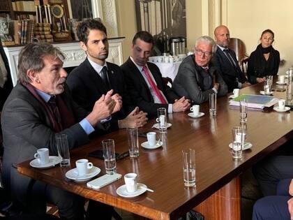 La delegación argentina ante el GAFI encabezada por el ministro Cúneo Libarona, su asesor Marcelo Ruiz, el viceministro Amerio, el juez Borinsky entre otros