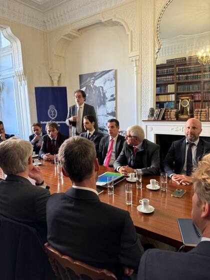 La delegación argentina ante el GAFI encabezada por el ministro Cúneo Libarona, su asesor Marcelo Ruiz, el viceministro Amerio, el juez Borinsky entre otros