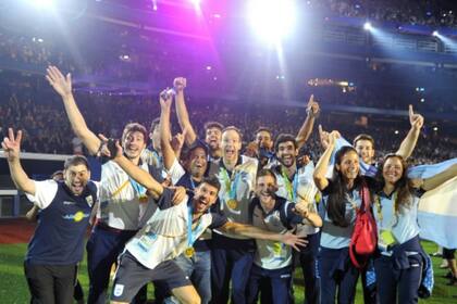 La delegación argentina en plena fiesta de cierre de los Juegos de Toronto
