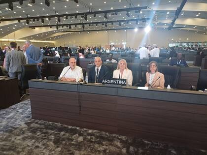 La delegación argentina, hoy, en Riad: el coordinador general del Plan de Trabajo para la candidatura del Sitio de Memoria ESMA, Mauricio Cohen Salama; el secretario de Derechos Humanos, Horacio Pietragalla Corti; la embajadora argentina ante la Unesco, Marcela Losardo, y la directora ejecutiva del Museo, Mayki Gorosito