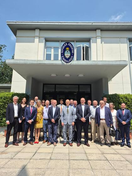 La delegación con miembros de la Embajada argentina en China