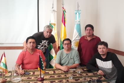 La delegación de productores bananeros de Bolivia se "atrincheró" en la Embajada de su país para exigir al gobierno argentino el pago de sus productos