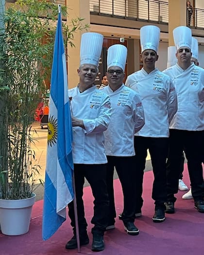 La delegación nacional antes de recibir el premio y ocupar el tercer puesto a nivel mundial