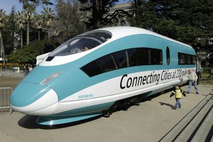 La demanda advierte que el recorte federal no solo frena el único tren de alta velocidad en construcción en EEUU, sino que amenaza toda una cadena productiva vinculada al megaproyecto