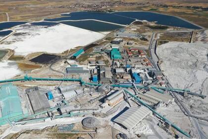 La demanda de litio probablemente seguirá a medida que también crece la necesidad de baterías, como estas para automóviles en una fábrica en China.