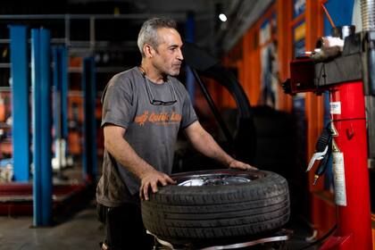 La demanda en las gomerías uruguayas creció a tal punto de no poder satisfacer los pedidos - Imagen ilustrativa