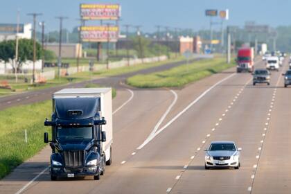 La demanda judicial revela que California exige a los fabricantes cumplir normas como "Advanced Clean Trucks" y "Omnibus Low NOx", pese a que el Congreso anuló las exenciones federales que las respaldaban en junio de 2025