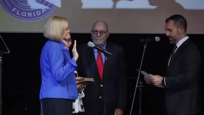 La demócrata Eileen Higgins jura como alcaldesa de Miami.