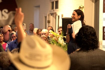 La demócrata Gina Hinojosa se presenta como la candidata demócrata con mejores posibilidades de llegar a las elecciones generales